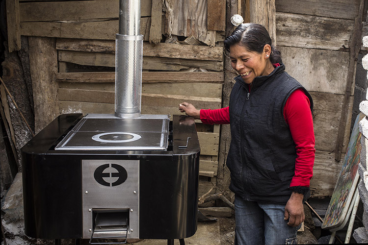 The Vida Mejor program is committed to delivering safe medicine, water filters, home gardens, cement floors and plancha clean cookstoves to many of the poorest families in Honduras.
