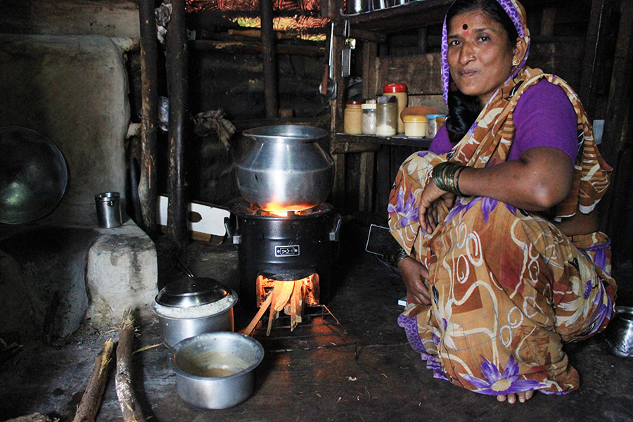 A woman cooks on the PCS-1 Spandan chulha